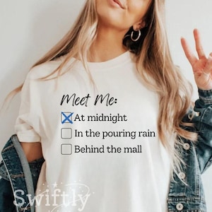 Camiseta Meet Me At Midnight | Na Chuva Derramando | Behind The Mall | Camiseta Oversized Comfort Colors | Presente Eras para um Amigo | Fã de Agosto