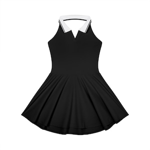 Könnte beinhalten: Ein schwarzes ärmelloses Kleid mit einem weißen Polokragen, der ein dünnes schwarzes Streifendetail aufweist. Das Oberteil ist körpernah geschnitten und geht in einen ausgestellten, plissierten Rock über, der oberhalb des Knies endet.