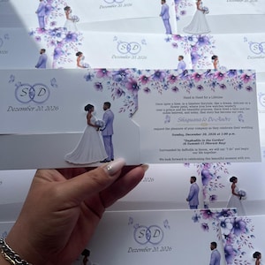 Könnte beinhalten: Eine rechteckige Hochzeitseinladungskarte mit einem Blumenmuster aus violetten und blauen Blüten, einem Monogramm mit den Buchstaben S und D sowie dem Datum Dezember 20, 2026. Die Karte zeigt eine Illustration eines Paares und gedruckte Details.