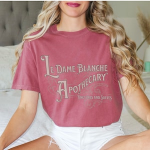 Le Dame Blanche Apotheker T-Shirt - Outlander inspiriertes Claire Fraser Shirt - Hexenkleid - Outlander Fan Geschenk