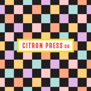 Puede incluir: Un patrón de cuadros coloridos en tonos de rosa, amarillo, azul y morado. El patrón se interrumpe por un rectángulo amarillo con el texto "CITRON PRESS co" en rojo.
