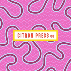 Puede incluir: Fondo rosa con un patrón ondulado. Superpuesto a un patrón de líneas gruesas y onduladas en azul y burdeos. Un rectángulo amarillo con el texto "CITRON PRESS CO" en rojo.