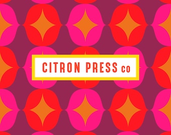 Op de afbeelding: Een geometrisch patroon in tinten roze, oranje en rood met een gele rechthoek in het midden met de tekst "CITRON PRESS co."
