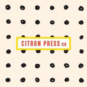 Op de afbeelding: Een witte achtergrond met een zwart stippenpatroon. Een gele rechthoek met de tekst "CITRON PRESS co" in rode letters bevindt zich in het midden van de afbeelding.