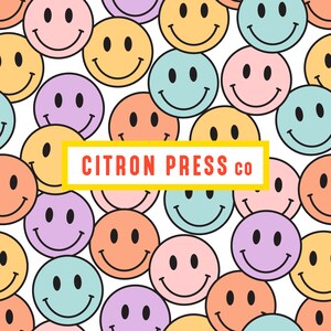Op de afbeelding: Een witte achtergrond met een herhalend patroon van kleurrijke smiley-gezichten. De tekst "CITRON PRESS co" staat op een gele banner in het midden van de afbeelding.