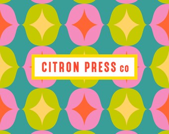 Op de afbeelding: Een kleurrijk geometrisch patroon in tinten van teal, roze, oranje en geel. Het ontwerp bevat overlappende vormen, met de tekst "CITRON PRESS co" in een witte rechthoek met een gele rand.