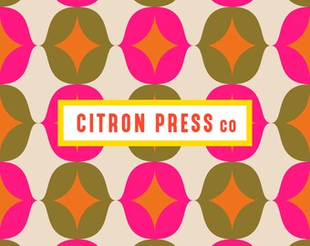 Op de afbeelding: Een retro-patroon van overlappende oranje, roze en groene vormen op een crèmekleurige achtergrond. De tekst "CITRON PRESS co" staat in een geel rechthoek.