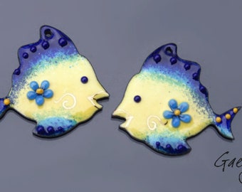 Emaux Gaelys - Paire de charm cuivre émaillé pour boucles d'oreille - degradé de jaune / bleu turquoise / cobalt / or - poisson - fish