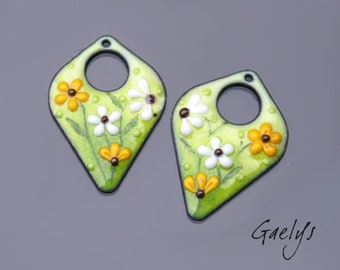 Emaux Gaelys - Paire de charm cuivre émaillé pour boucles d'oreille - vert / blanc / jaune / marron - fleur - floral - bouquet
