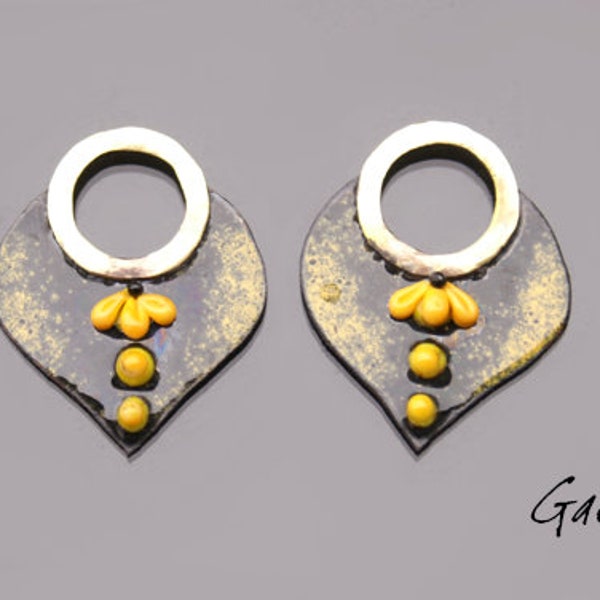 Emaux Gaelys - Paire de charm cuivre émaillé pour boucles d'oreille - jaune / noir - anneau laiton soudé - fleurette