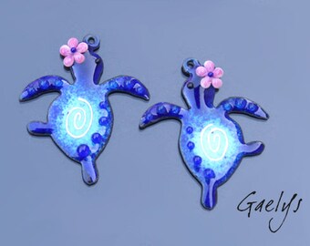 Emaux Gaelys - Pair of enameled copper charms for earrings - cobalt blue / turquoise / pink - baby turtle