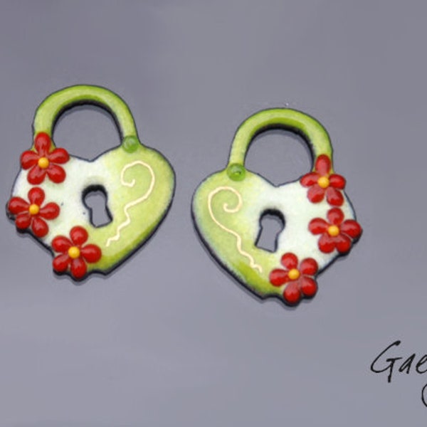 Emaux Gaelys - Paire de charms cuivre émaillé pour boucles d'oreille - vert / blanc / rouge - PETIT coeur cadenas - Saint valentin