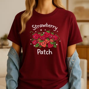 T-shirt de dessin animé amusant avec écusson aux fraises, police rétro groovy, haut pour amateurs de fruits, t-shirt pour jardiniers fantaisistes, coton épais, imprimé vibrant exclusif