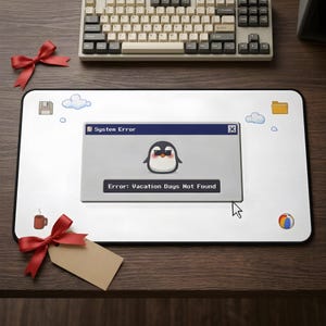 Könnte beinhalten: Eine rechteckige Schreibtischunterlage mit weißem Hintergrund und einem grauen Systemfehler-Pop-up-Fenster in der Mitte. Das Fenster zeigt einen Cartoon-Pinguin mit Sonnenbrille und den Text Error: Vacation Days Not Found. Symbole umfassen eine Diskette, einen Ordner, eine Tasse und einen Strandball.