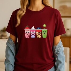 Cztery filiżanki do herbaty Boba z kreskówkową koszulką Kawaii Bubble Tea Faces Bold Outline Anime Foodie Statement Tee dla miłośników Bubble Tea