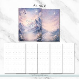 Pu&ograve; includere: Diario di lettura in formato A4 con un design paesaggistico ad acquerello. La copertina presenta un drago, montagne e il testo "Reading Journal". Il diario ha una morbida tavolozza di colori blu, viola e bianchi. Include diverse pagine con caselle numerate.