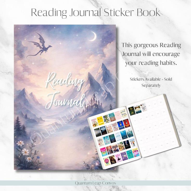 Pu&ograve; includere: Un Reading Journal Sticker Book con una copertina a tema fantasy con un drago, montagne e un castello. Il diario aperto mostra adesivi colorati. Il testo sulla copertina recita "Reading Journal".