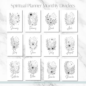 Può includere: Set di dodici divisori mensili per planner bianchi con illustrazioni a tratto nero. Ogni divisore presenta il nome del mese e disegni celesti o floreali, tra cui lune, stelle e fiori. Il testo "Spiritual Planner Monthly Dividers" è in alto.