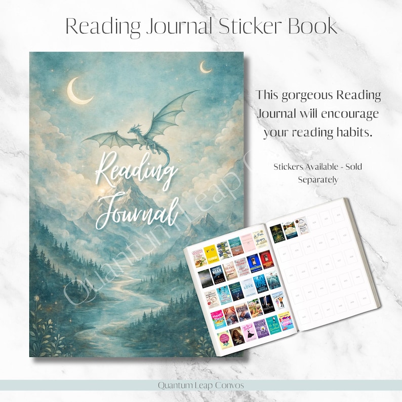 K&ouml;nnte beinhalten: Ein Reading Journal Sticker Book mit einem Fantasy-Cover mit einem Drachen, Bergen und einem Halbmond. Das offene Journal zeigt Aufkleber von Buchcovern. Der Text auf dem Cover lautet "Reading Journal". Der Text "This gorgeous Reading Journal will encourage your reading habits" ist ebenfalls sichtbar.