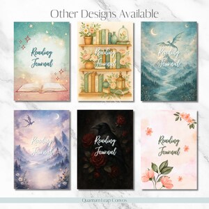 Pu&ograve; includere: Sei quaderni "Reading Journal" con illustrazioni ad acquerello. I disegni includono un libro aperto, una libreria con fiori, un drago sopra una catena montuosa, un corvo con rose e composizioni floreali. Il testo "Other Designs Available" &egrave; in alto.