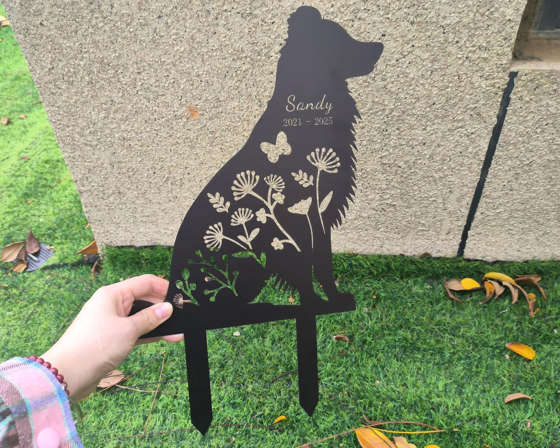 Statua di cane + farfalla in metallo / statua di cane da giardino con farfalla, decorazione per animali domestici, statua di cane, arte rustica, cottagecore, regalo per gli amanti dei cani - Italia