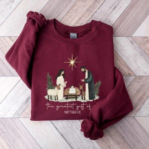 Greatest Gift Of All Sweatshirt, Christian Christmas Sweatshirt, Nativity Scene Sweater, Christmas Faith Jesus Nativity Shirt, Bible Verse bild 4