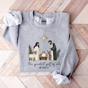 Greatest Gift Of All Sweatshirt, Christian Christmas Sweatshirt, Nativity Scene Sweater, Christmas Faith Jesus Nativity Shirt, Bible Verse bild 3