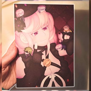 Peut inclure: Illustration de style anime repr&eacute;sentant une femme aux cheveux roses et aux yeux violets, entour&eacute;e de petites figurines. La femme porte une tenue noire avec une pi&egrave;ce d'or et un n&oelig;ud blanc. L'arri&egrave;re-plan pr&eacute;sente un motif &agrave; carreaux.