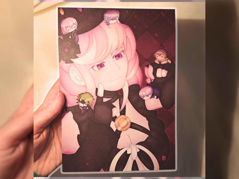 Peut inclure: Illustration de style anime repr&eacute;sentant une femme aux cheveux roses et aux yeux violets, entour&eacute;e de petites figurines. La femme porte une tenue noire avec une pi&egrave;ce d'or et un n&oelig;ud blanc. L'arri&egrave;re-plan pr&eacute;sente un motif &agrave; carreaux.