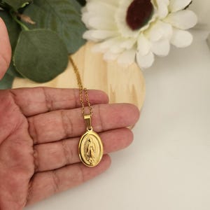 Collier en or Vierge de Guadalupe | Collier catholique délicat en acier inoxydable, bijoux Vierge Marie, cadeau pour elle