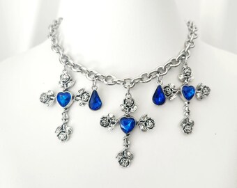 Chunky Silber Kreuz Choker: Blauer Kristall Multi Charm Halskette