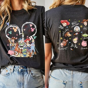 Puede incluir: Un juego de tres cuencos apilables de cer&aacute;mica en tonos azules, verdes y blancos. Los cuencos presentan un esmalte moteado y un dise&ntilde;o sencillo y moderno. El cuenco m&aacute;s grande mide unos 15 cm de di&aacute;metro.