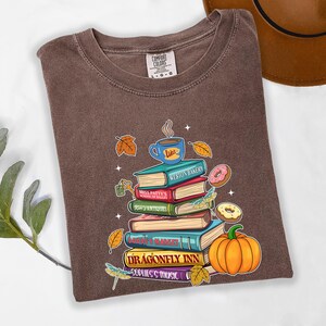 Fall Coffee T-shirt, Comfort Colors, Romantasy Gift, Bookish Shirt, Cozy Reader Shirt, Autumn Shirt, Coffee Lover Shirt, Bookworm Shirt bild 1