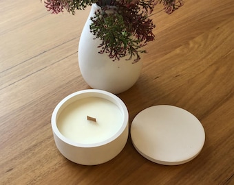 Vela de hormigón artesanal / Aroma a grosella negra y rosa, mecha de madera