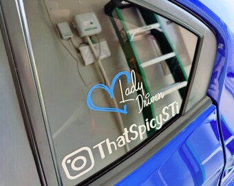 Adesivo per auto in vinile "Lady Driven": cuore e carattere personalizzabili