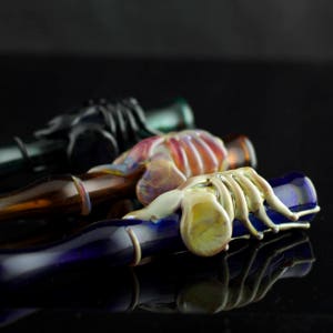 Facehugger Alien Pipe. Hand Blown Large Chillum Bat. Xenomorph Aliens Sci Fi Fandom Art. You Choose the Color / Made to Order Bild 1