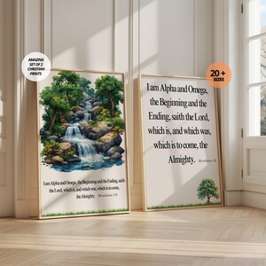 Könnte beinhalten: Zwei christliche Drucke mit einem Wasserfallmotiv und einem Zitat aus der Offenbarung: "Ich bin das Alpha und das Omega, der Anfang und das Ende, spricht der Herr, der da ist, der da war und der da kommt, der Allmächtige. Offenbarung 1:8"