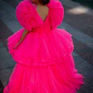 Rosa Babykleid mit Puffärmeln und geblümter Schleppe – Prinzessinnen-Ballkleid. Rosa Babykleid mit Puffärmeln. Prinzessinnen-Geburtstagskleid für die Feiertage. Tutu
