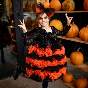Schwarz-oranges, bauschiges Ombre-Mädchenkleid für die erste Babygeburtstagsparty. Prinzessinnenkleid aus Tutu und Tüll für Mädchen in Schwarz-Orange, für Festzug im Kleinkindalter. Blume