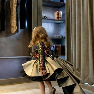 Goldenes Baby-Mädchen-Schleppenkleid, Babykleid, Pailletten-Mädchenkleid, funkelndes Babykleid, Babykleid zum Geburtstag, Tutu-Babykleid, bauschiges Mädchenkleid,