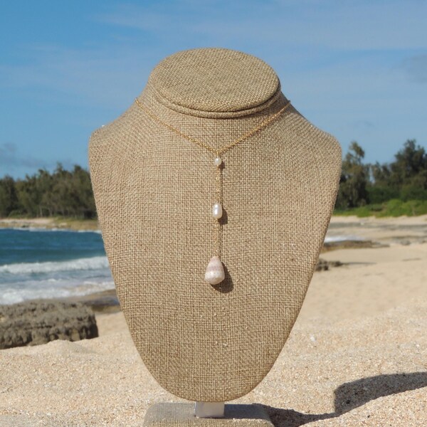 Hawaiiaanse afgekorte Y-ketting kegelschelp, witte parels, gevlekte schelp, cadeau voor haar, handgemaakte strandsieraden, 14kt gouden vulling, waterdicht