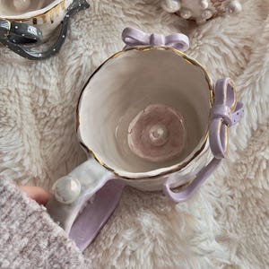Handgjord keramisk kaffemugg med detaljer i 24 karat guld, keramikmugg i pärlglans, lyxgåva till henne, inflyttningspresent