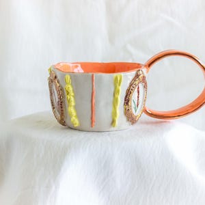 Handgjord keramisk kaffemugg - 250ml med lavendeldesign, handmålad och detaljer i 24K guld bild 4