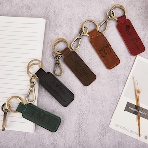 Puede incluir: Un juego de tres cuencos de cerámica anidados en tonos azules, verdes y blancos. Los cuencos presentan un esmalte moteado y un diseño sencillo. El cuenco más grande mide aproximadamente 20 cm de diámetro.