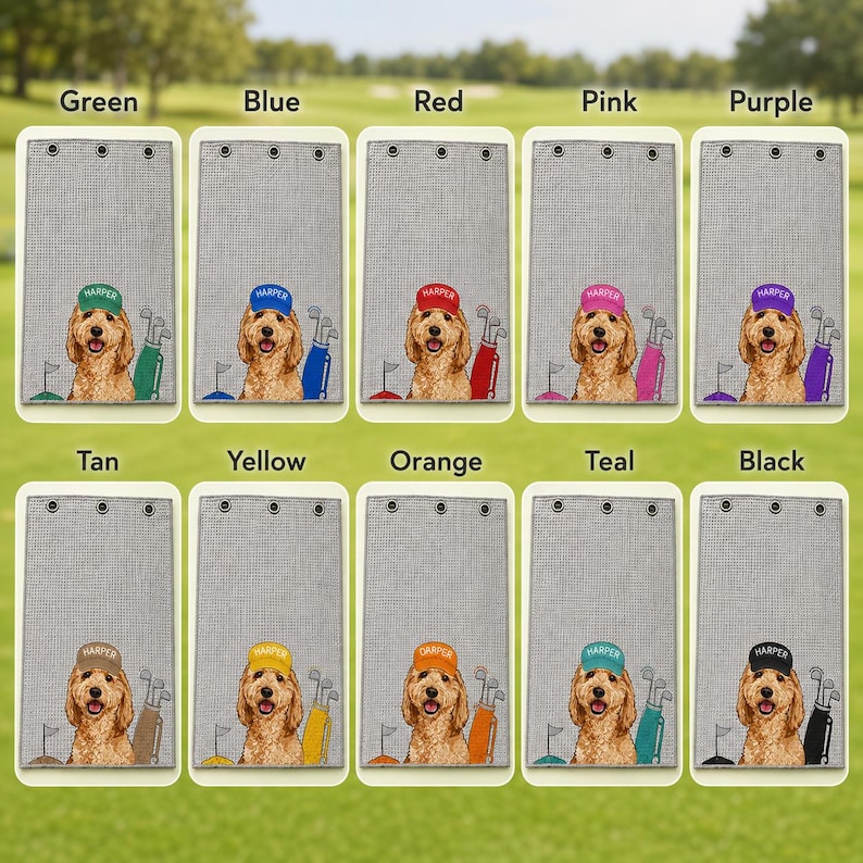 Puede incluir: Diez toallas de golf rectangulares grises con un perro golden doodle que lleva una gorra con el nombre Harper impreso. Cada toalla muestra un color de gorra diferente y una bolsa de golf a juego, etiquetadas como verde, azul, rojo, rosa, morado, beige, amarillo, naranja, turquesa y negro.