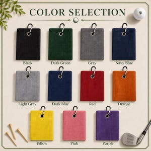 Puede incluir: Una colecci&oacute;n de once toallas de golf rectangulares con textura de gofre, cada una con un mosquet&oacute;n de metal. Los colores incluyen negro, verde oscuro, gris, azul marino, gris claro, azul oscuro, rojo, naranja, amarillo, rosa y morado.