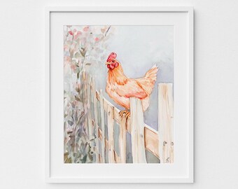 Puede incluir: Una pintura de acuarela de una gallina marrón posada en una valla de madera. La gallina tiene una cresta y barbillas rojas y mira hacia la izquierda. El fondo es de un azul suave con algunas hojas verdes.