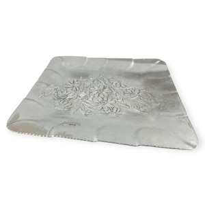 Taca aluminiowa Everlast, ręcznie kuta, z kwiatowym repusowaniem, kwadratowa, 12 cali, kolekcjonerska zdjęcie 7