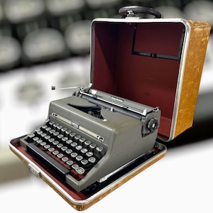 Vintage Rare (1952) Royal Quiet De Luxe Model HH Portable Typewriter with Case - an amazing collector piece