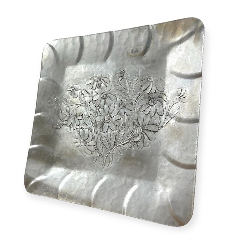 Taca aluminiowa Everlast, ręcznie kuta, z kwiatowym repusowaniem, kwadratowa, 12 cali, kolekcjonerska zdjęcie 8